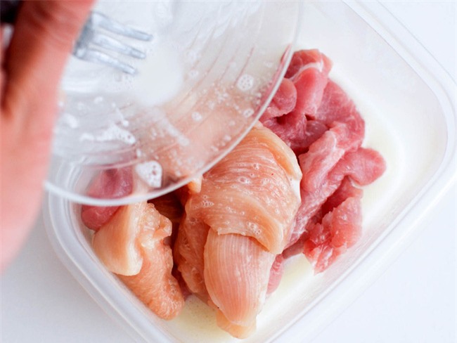 Tôi học được tuyệt chiêu giúp thịt heo, thịt gà chiên xào lâu cỡ nào cũng chẳng sợ khô, dai - Ảnh 2.