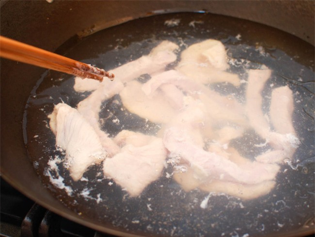 Tôi học được tuyệt chiêu giúp thịt heo, thịt gà chiên xào lâu cỡ nào cũng chẳng sợ khô, dai - Ảnh 3.