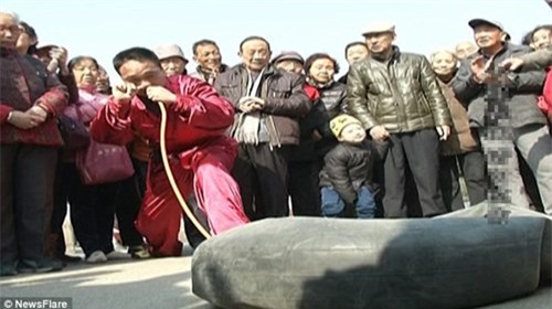 Dị nhân biểu diễn tuyệt kỹ... bơm lốp xe bằng mũi - Ảnh 1.