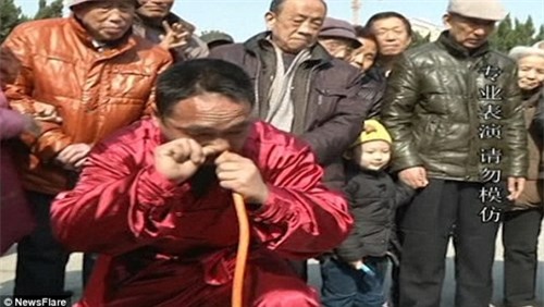 Dị nhân biểu diễn tuyệt kỹ... bơm lốp xe bằng mũi - Ảnh 3.