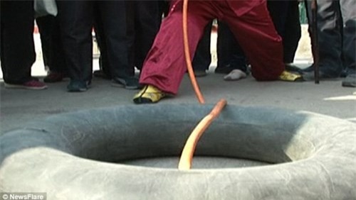 Dị nhân biểu diễn tuyệt kỹ... bơm lốp xe bằng mũi - Ảnh 5.