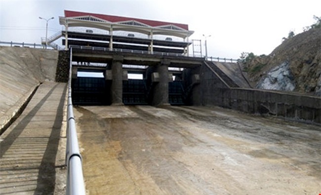 Sau cuoc nhau, ba thanh nien tu y mo van ho chua gay ra lu quet hinh anh 1