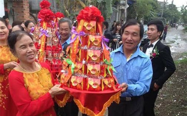 Điểm lại những lễ đính hôn kiểu mới siêu bá đạo từ đội bê tráp U50 đến phong cách Lạc trôi xưa nay hiếm - Ảnh 1.