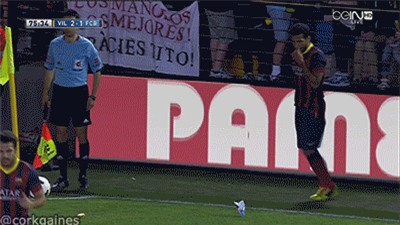 Khi bánh, chuối, bim bim, thậm chí cả gỉ mũi là thức ăn giữa trận của cầu thủ, huấn luyện viên - Ảnh 5.