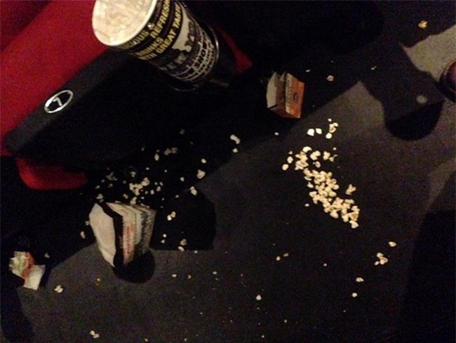 Ám ảnh kinh hoàng của nhân viên rạp phim khi gặp khách nằm trong diện tiết kiệm mà thiếu ý thức - Ảnh 2.