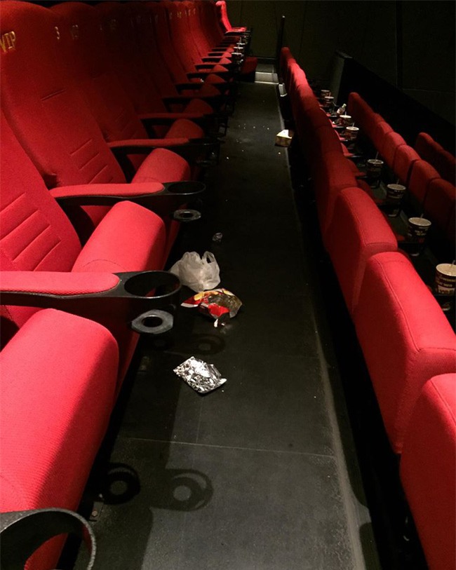 Ám ảnh kinh hoàng của nhân viên rạp phim khi gặp khách nằm trong diện tiết kiệm mà thiếu ý thức - Ảnh 3.