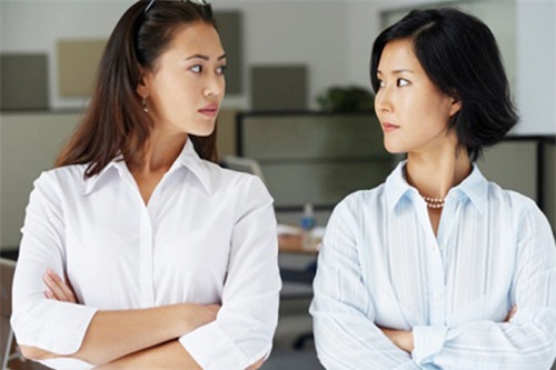 nghe thay boi phan con dau gay hoa ca nha, me chong cay nghiet duoi thang ve nha ngoai - 2