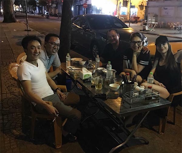 Cường Đô la lái siêu xe đưa vợ cũ Hà Hồ đi ăn đêm - Ảnh 1.