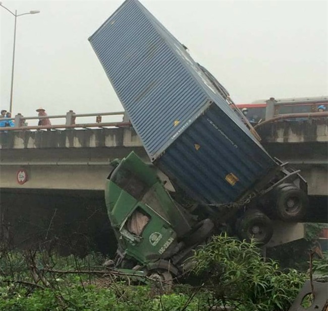 Tai nan lien hoan, xe container cam dau xuong chan cau hinh anh 1