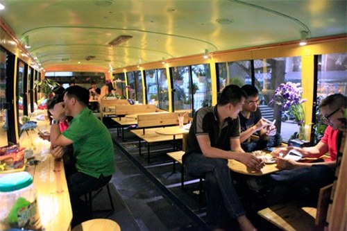quán bún chả trên xe buýt, cà phê trên máy bay, cà phê trên xe buýt, dẹp vỉa hè, kinh doanh vỉa hè