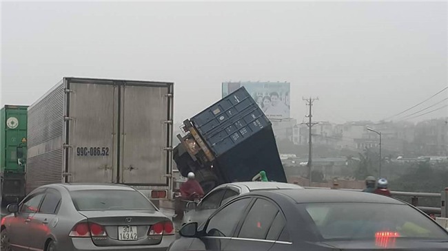 Hien truong 3 xe container dam lien hoan, cam dau xuong cau Thanh Tri hinh anh 2