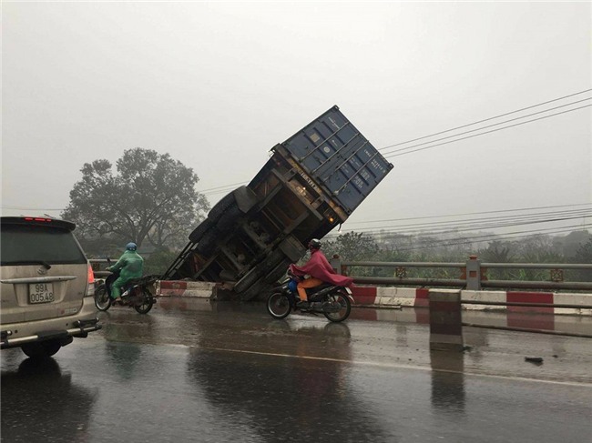 Hien truong 3 xe container dam lien hoan, cam dau xuong cau Thanh Tri hinh anh 3