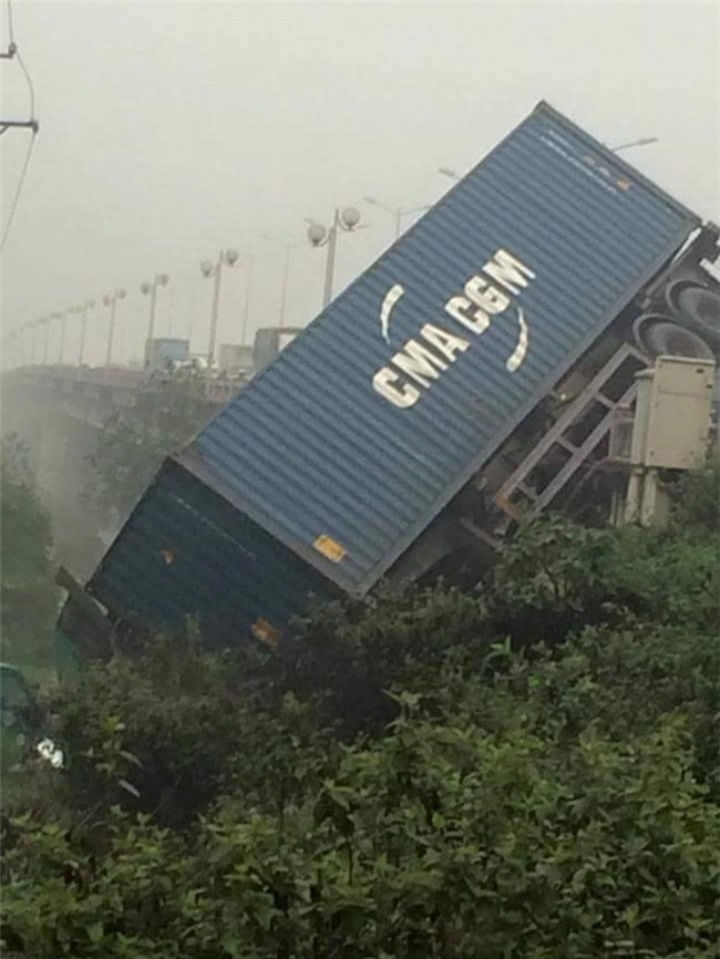 Hien truong 3 xe container dam lien hoan, cam dau xuong cau Thanh Tri hinh anh 4
