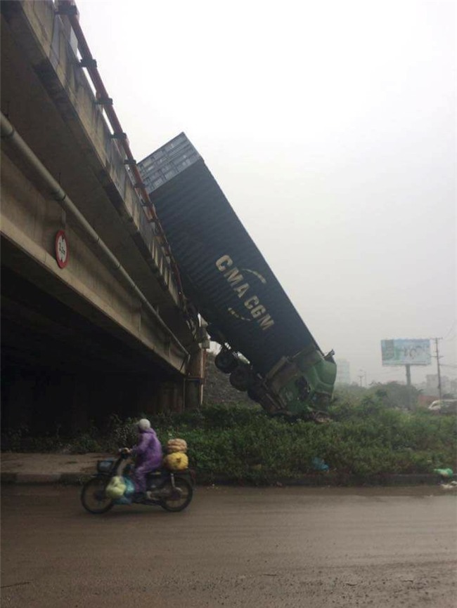 Hien truong 3 xe container dam lien hoan, cam dau xuong cau Thanh Tri hinh anh 6