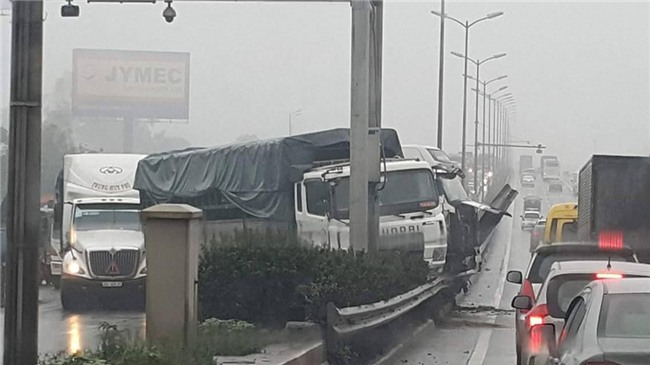 Hien truong 3 xe container dam lien hoan, cam dau xuong cau Thanh Tri hinh anh 7