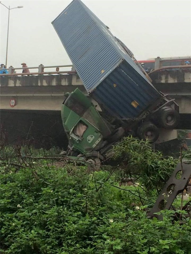 Hien truong 3 xe container dam lien hoan, cam dau xuong cau Thanh Tri hinh anh 8