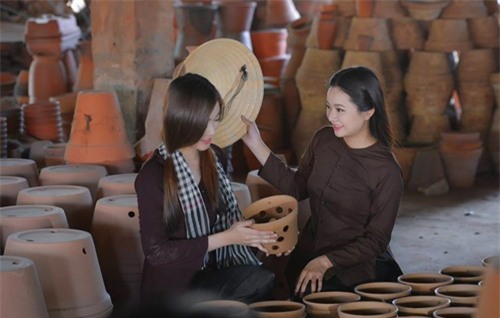 bo anh lam gom cua hai co gai tre