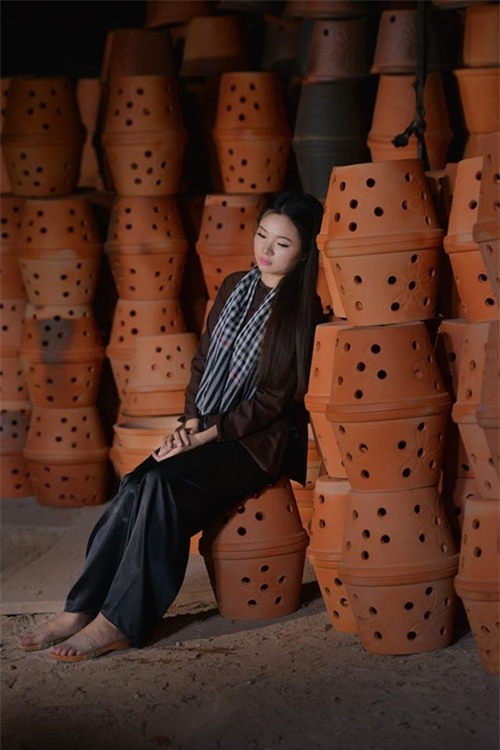 bo anh lam gom cua hai co gai tre 