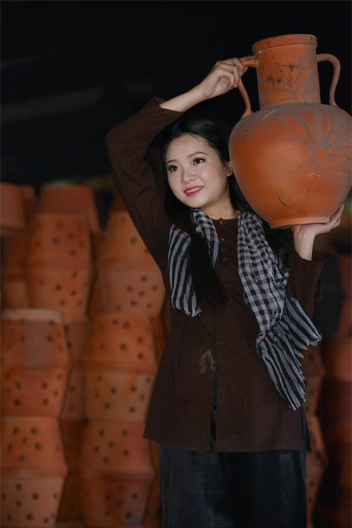 bo anh lam gom cua hai co gai tre