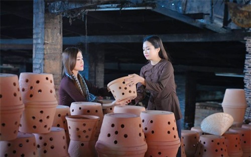 bo anh lam gom cua hai co gai tre 