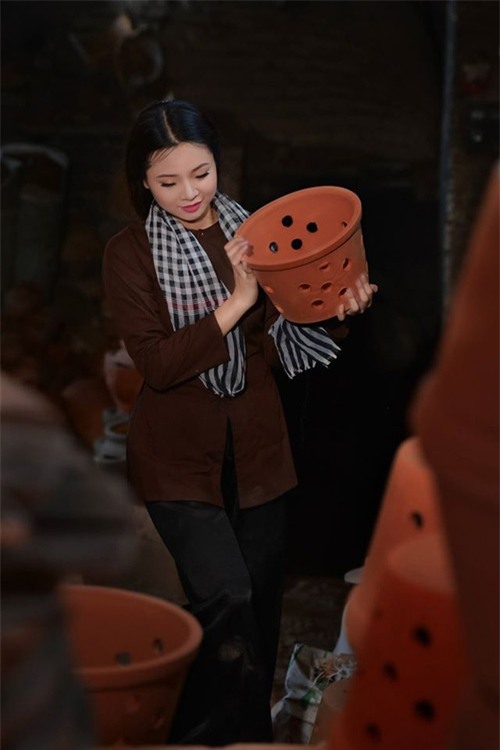 bo anh lam gom cua hai co gai tre