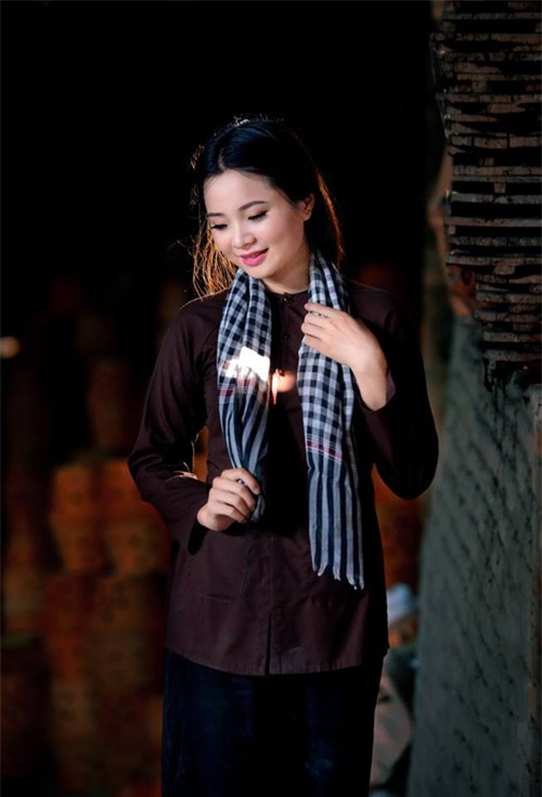 bo anh lam gom cua hai co gai tre 