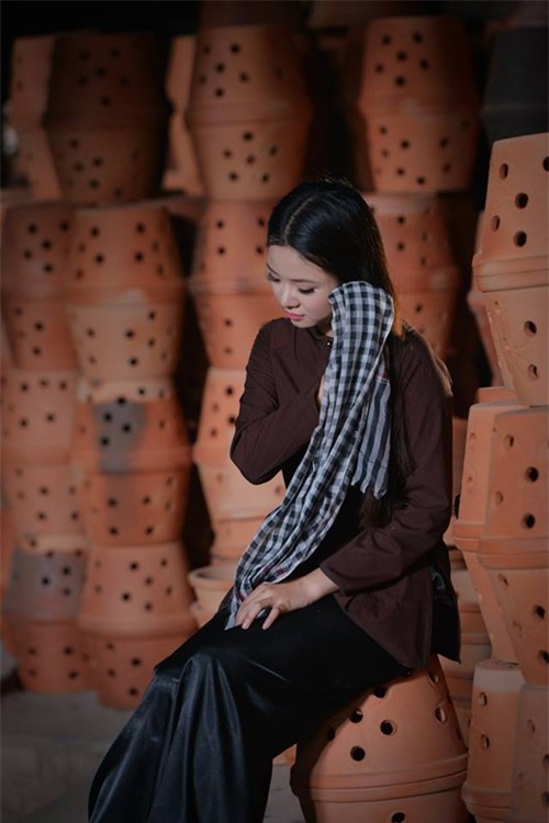 bo anh lam gom cua hai co gai tre 