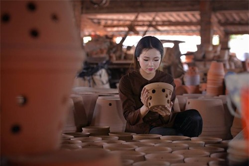 bo anh lam gom cua hai co gai tre 