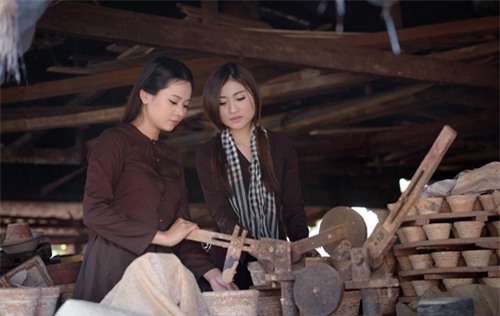 bo anh lam gom cua hai co gai tre 