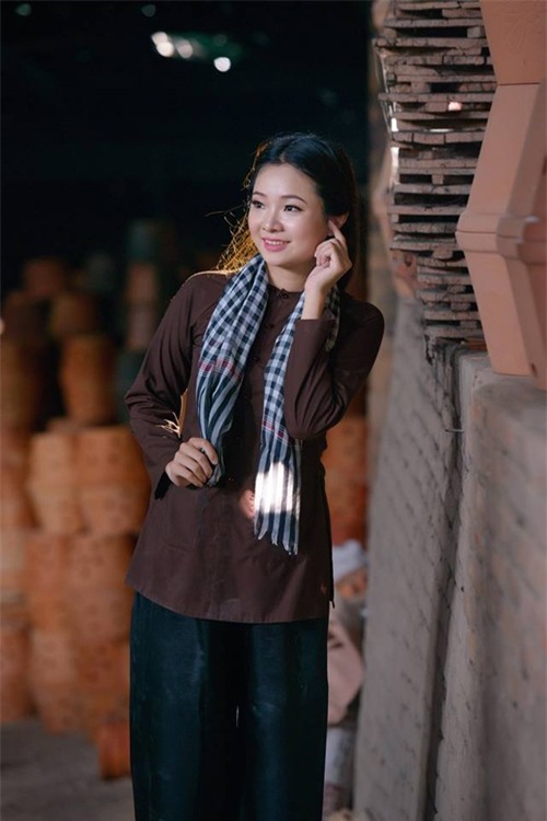 bo anh lam gom cua hai co gai tre 