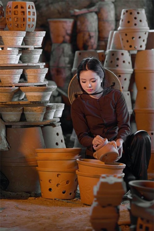 bo anh lam gom cua hai co gai tre 