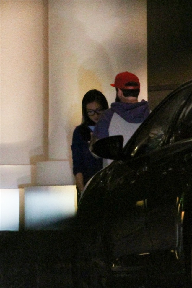 Bắt gặp đạo diễn Kong: Skull Island ôm eo tình tứ Ngô Thanh Vân - Ảnh 9.