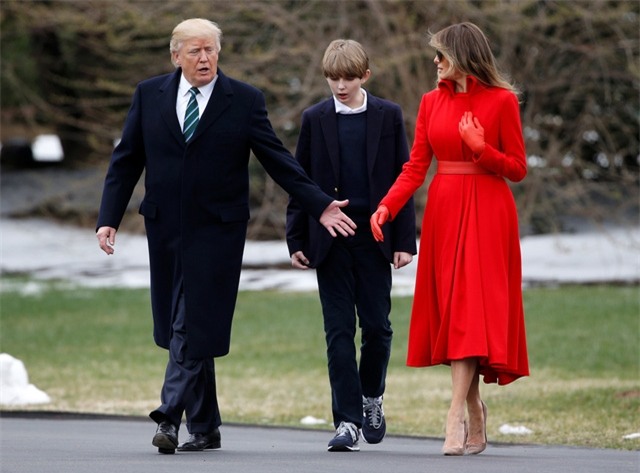Đệ nhất phu nhân Melania hiện vẫn chưa chuyển tới Nhà Trắng. Bà đang ở cùng Barron tại Tháp Trump ở New York, và dự tính sẽ chờ tới khi con trai kết thúc năm học mới chuyển tới Washington. Tờ TMZ ngày 17/3 đưa tin vợ con của Tổng thống Trump sẽ chuyển tới Nhà Trắng sớm nhất là vào tháng 7 khi kỳ học của Barron kết thúc.