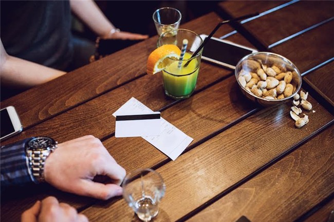 đi ăn, chia tiền, văn hoá, người Việt, người Mỹ, đàn ông, phụ nữ