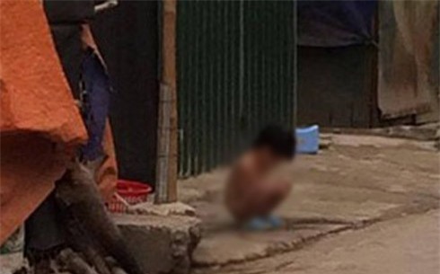 Trải lòng của người mẹ bắt con gái 3 tuổi cởi hết quần áo đứng ngoài trời mưa rét - Ảnh 1.