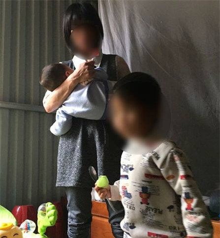 Trải lòng của người mẹ bắt con gái 3 tuổi cởi hết quần áo đứng ngoài trời mưa rét - Ảnh 2.