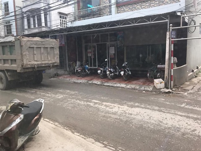 Clip: Nồm trời, đường trơn trượt, cô gái trẻ văng khỏi tay lái sau cú va chạm nhẹ - Ảnh 3.