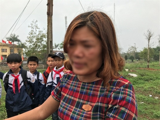 Người thân của bé gái bị bắt cởi hết đồ đứng ngoài mưa rét: Ngày nào mẹ con bé cũng lột đồ nó - Ảnh 3.