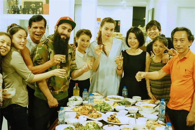 Dao dien 'Kong' an toi tai nha rieng cua Ho Ngoc Ha hinh anh 1