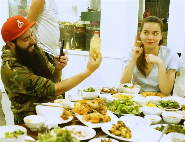 Dao dien 'Kong' an toi tai nha rieng cua Ho Ngoc Ha hinh anh 3