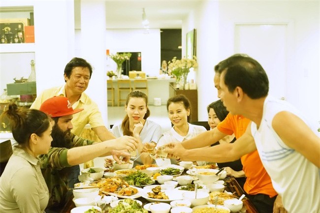 Dao dien 'Kong' an toi tai nha rieng cua Ho Ngoc Ha hinh anh 6