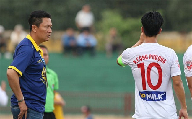 Lại chuyện mặt sân, đá rắn làm HAGL chìm sâu vào thất bại