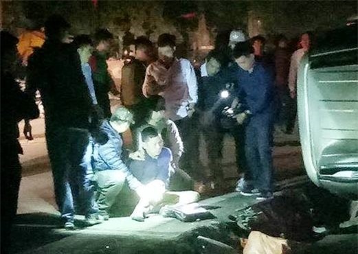 Canh sat no sung bat nghi pham buon 100 banh heroin hinh anh 1