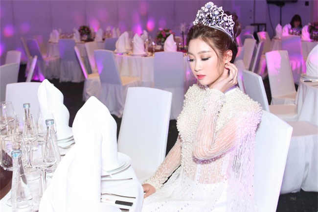 Hoa Hậu Mỹ Linh xuất hiện ấn tượng với hình ảnh gợi nhớ “Công chúa Mỵ Châu” - Ảnh 9.