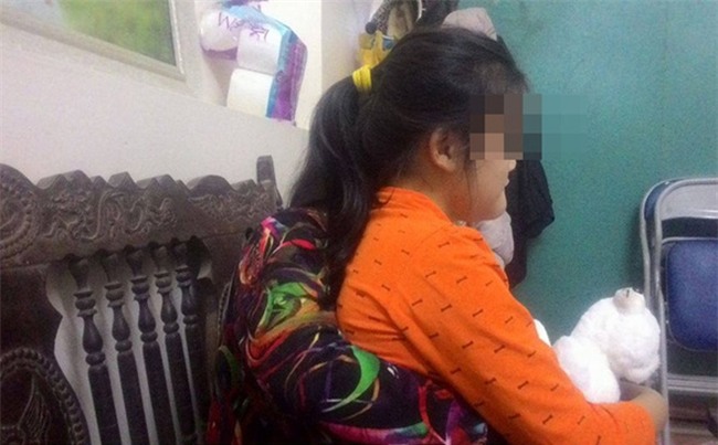 Mẹ bé 12 tuổi bị thiểu năng ở Bắc Giang tố cáo hàng xóm rủ con chơi trò con mèo để xâm hại