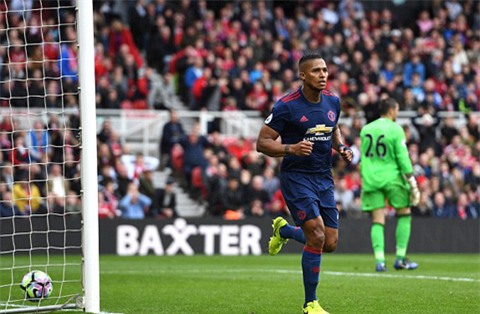 Valencia được Valdes tặng bàn thắng dễ nhất trong sự nghiệp