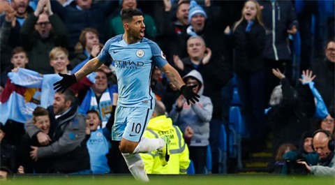 Aguero đệm bóng cận thành ghi bàn cho Man City