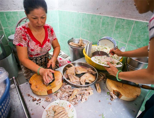 6 quán ăn bình dân chẳng cần quảng cáo nhưng lúc nào cũng tấp nập khách ở Sài Gòn - Ảnh 1.