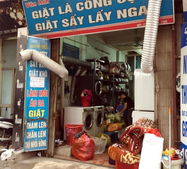Trời nồm ẩm, cửa hàng giặt là làm việc xuyên đêm, thu 3-4 triệu/ngày - Ảnh 2.