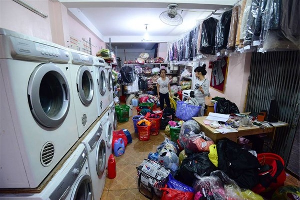 Trời nồm ẩm, cửa hàng giặt là làm việc xuyên đêm, thu 3-4 triệu/ngày - Ảnh 3.